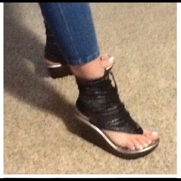LOOKING FOR THIS SANDALS SIZE 8 !!!!