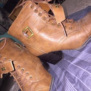 Small healed laced brown boots