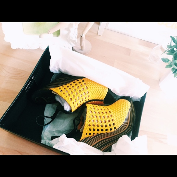 Funky wedges in brown & yellow. Great for summer!