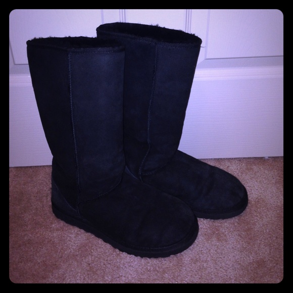 Black Ugg boots