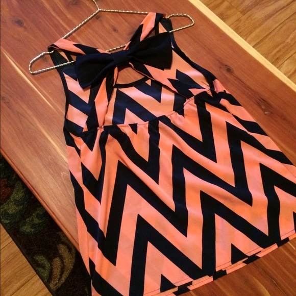 Super cute chevron print sleeveless top w/ bow 🎀