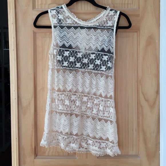 Delicate lace sleeveless top