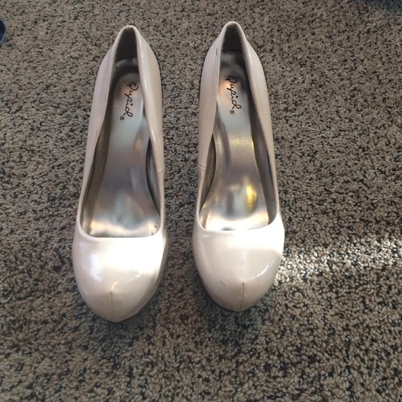 Nude Patent leather pumps - Picture 1 of 4