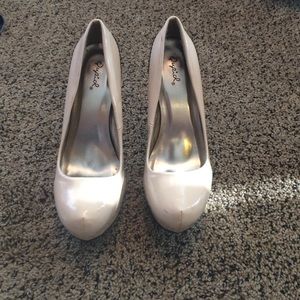 Nude Patent leather pumps