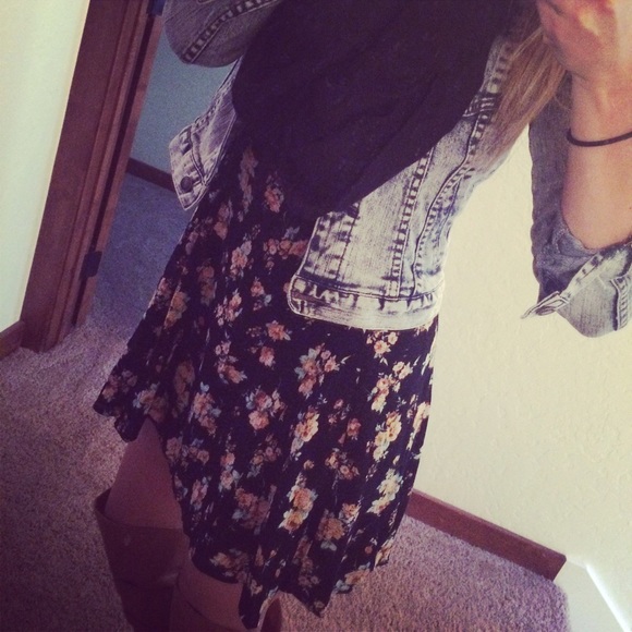Floral Dress w Open Back