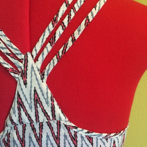 🎁 SOLD IN BUNDLE Chevron tank top - Picture 2 of 4