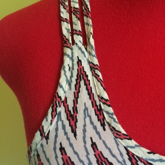 🎁 SOLD IN BUNDLE Chevron tank top - Picture 3 of 4