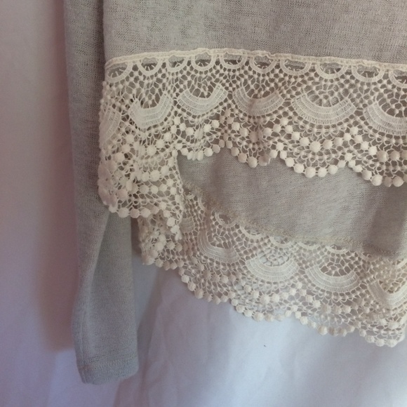 TRADED A&F Lace Trim Top - Picture 3 of 4