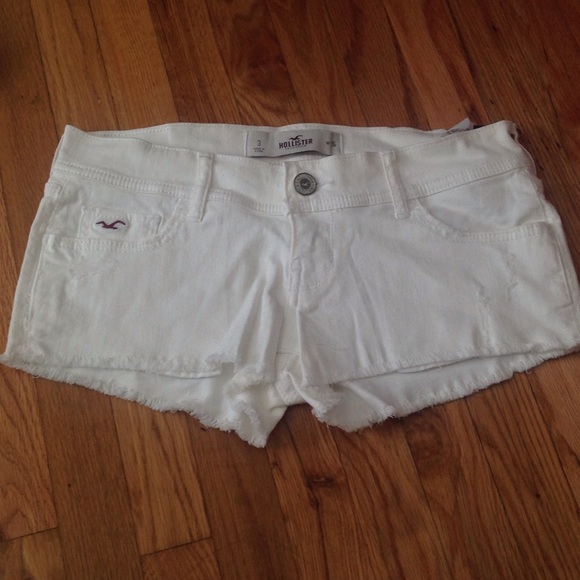 white hollisfer shorts