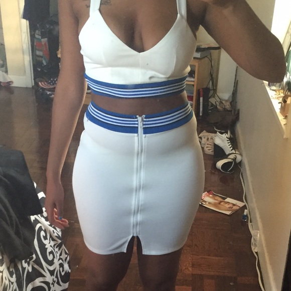 Cute two piece sporty chic set. Great for summer - Picture 4 of 4