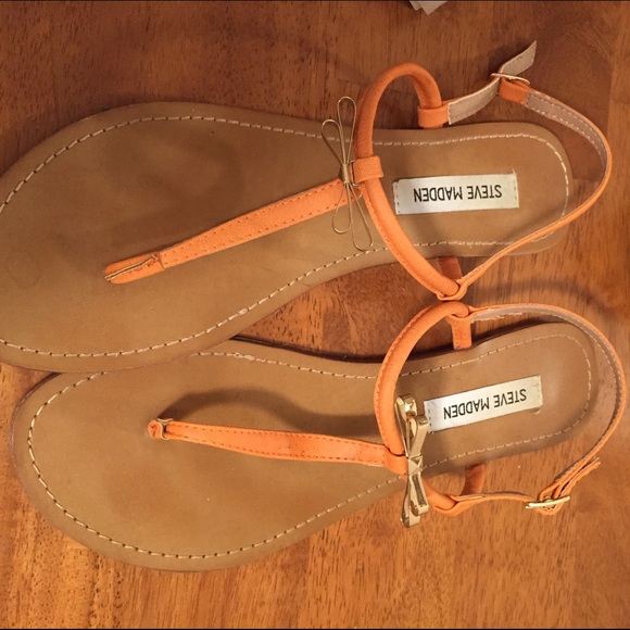Steve Madden Shoes - Gold bow and orange leather Steve Madden sandals.