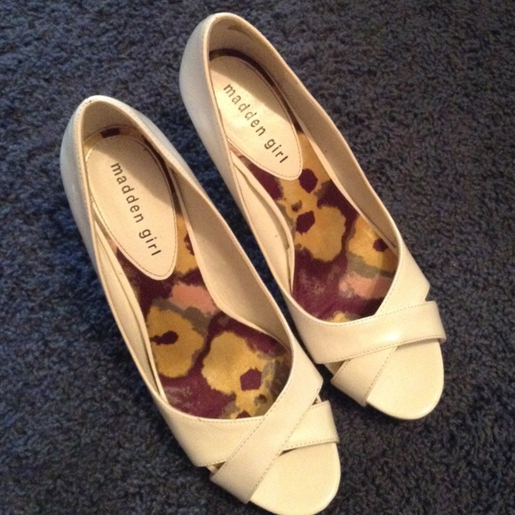 White peep toe pumps - Picture 1 of 3