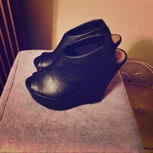 Black wedges