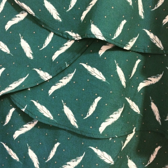 Green feather patterned top - Picture 2 of 3