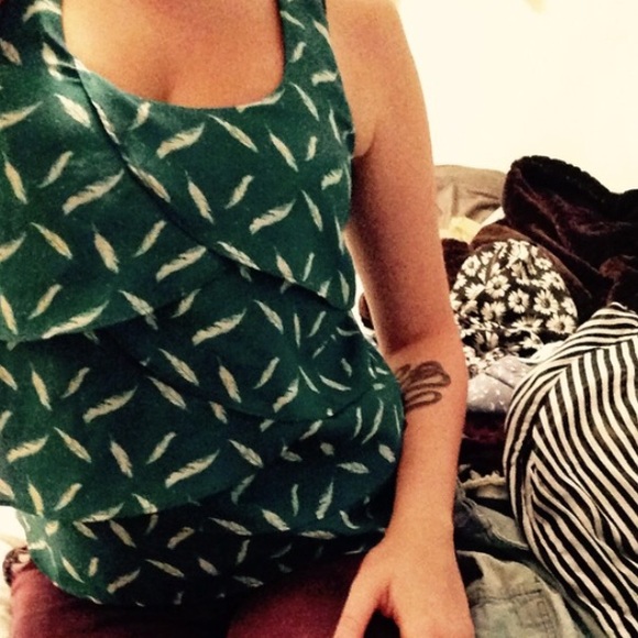 Green feather patterned top - Picture 3 of 3
