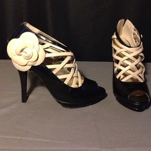 Black shoe with Cream Rosette