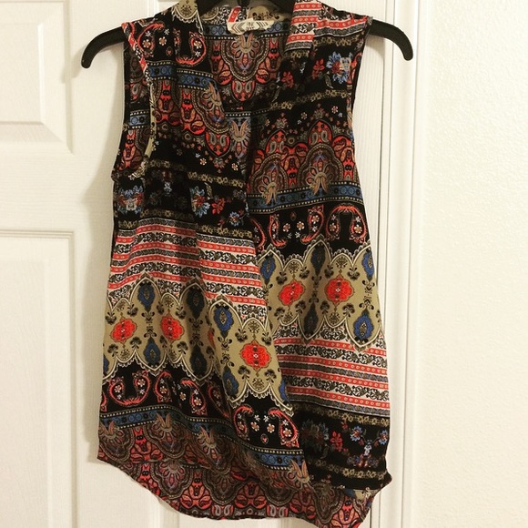 Gorgeous patterned top - Picture 2 of 2