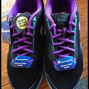 Athletic tennis shoes