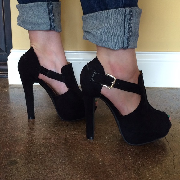Modeling the peep toe shoe **SALE - Picture 2 of 4