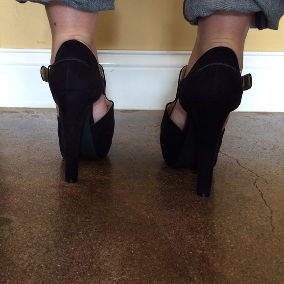 Modeling the peep toe shoe **SALE - Picture 4 of 4