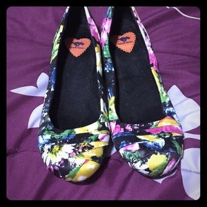 Short heels flower shoes