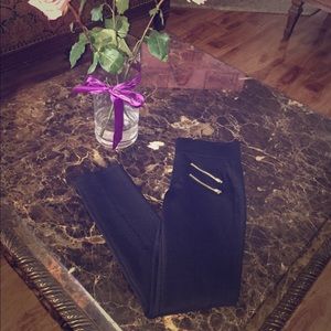 Black leggings/pants 👌🏻