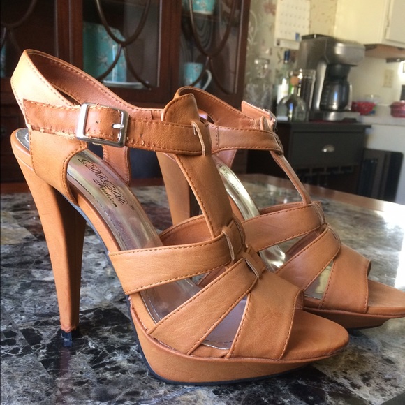 Size 9 (fits like an 8) Boutique heels