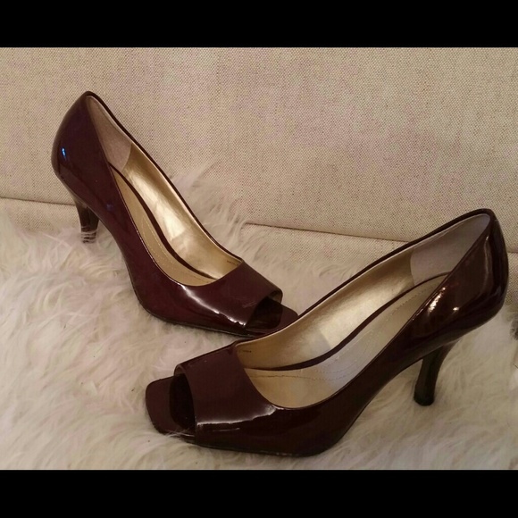 Tahari heels in wine color