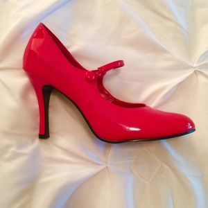 👠 Red Mary Jane Pumps