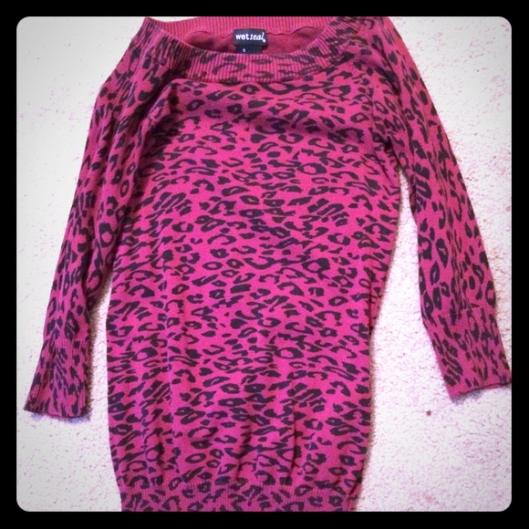 Red cheetah print quarter sleeve sweater
