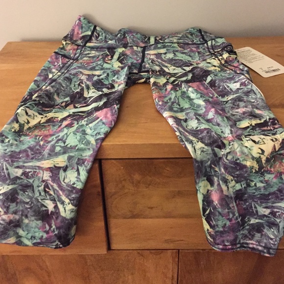 Lululemon run:Top Speed Crop. NWT super cute!