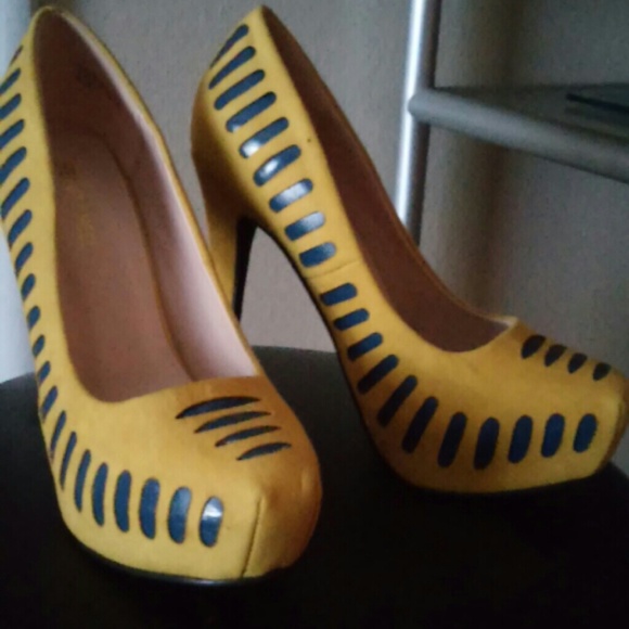 Super hot yellow and blue pumps..