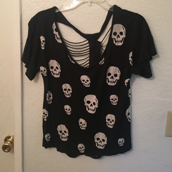 Black skull top with open back