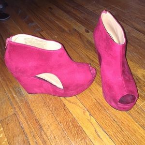 Burgundy wedges 👠