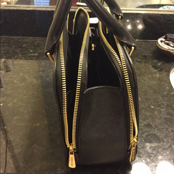 Very new 💯 Authentic! Michael Kors purse. - Picture 2 of 4
