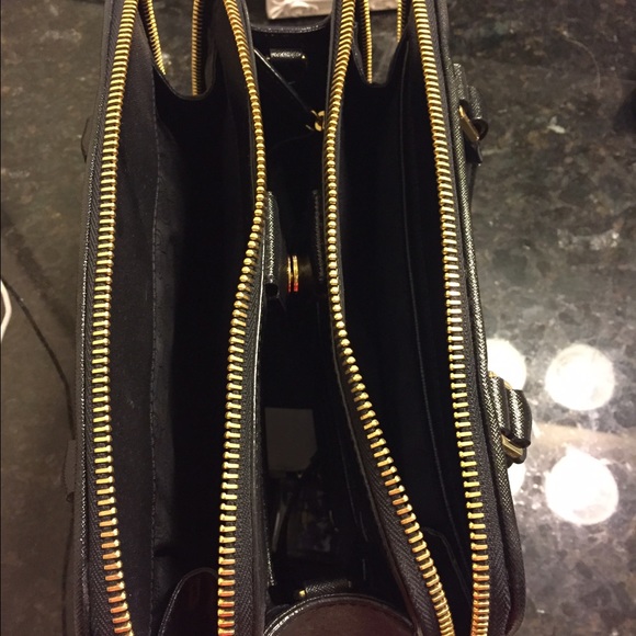Very new 💯 Authentic! Michael Kors purse. - Picture 3 of 4
