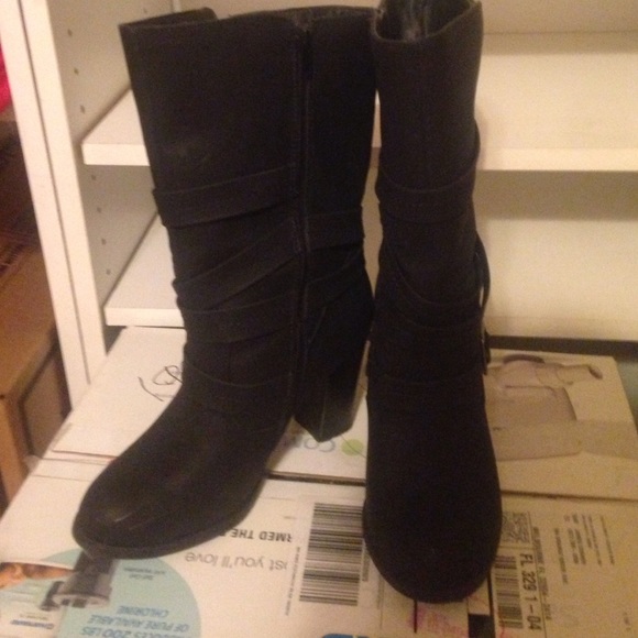3 quarter lengths black suede style boots