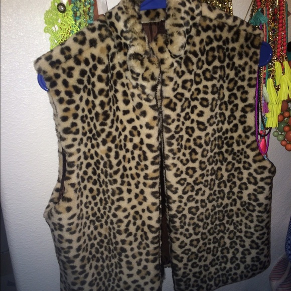 Faux fur leopard print vest - Picture 2 of 2