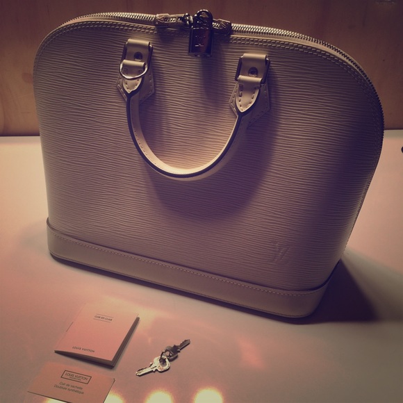 Louis Vuitton Handbags - ⛔️SOLD⛔️100% Auth Louis Vuitton Epi Alma PM ivory