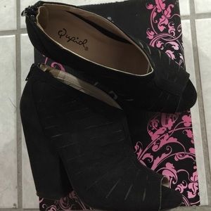 Black QUPID Suede Chunky ankle heels. Peep Toe 😍
