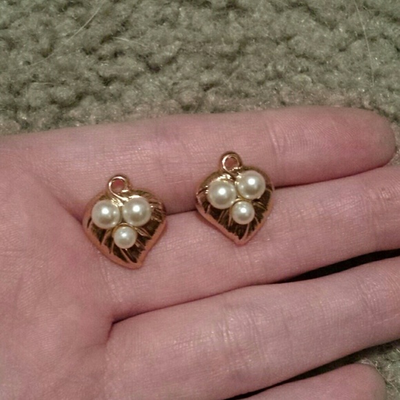 Gold heart earrings w pearls bundable