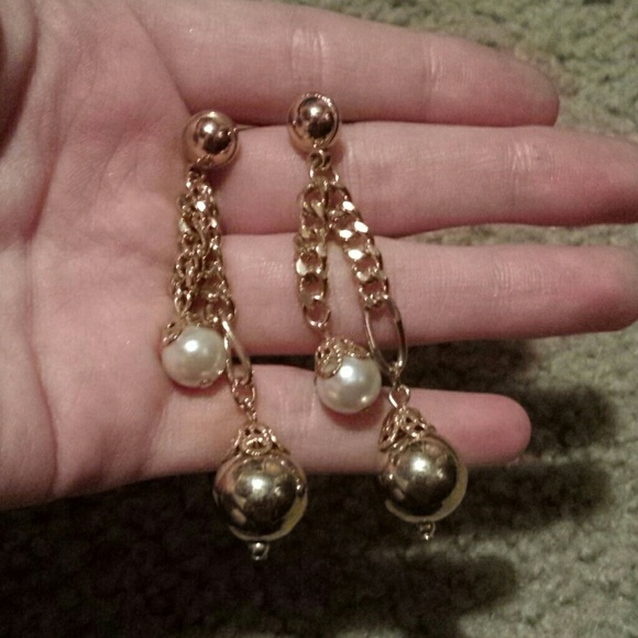 Gold and pearl earrings bundable