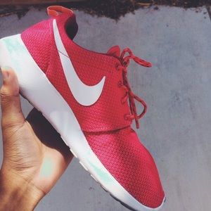 nike roshes runs
