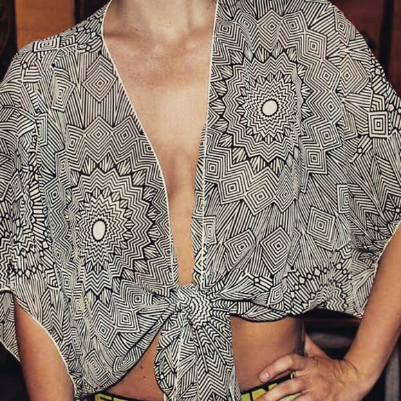 Tops - Trippy loose tie up top