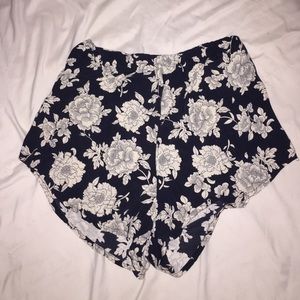 ‼️ON SALE‼️Brandy Melville floral shorts