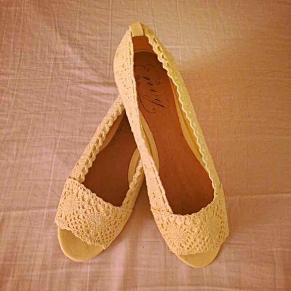 Envy's Box Office Yellow Lace Open-Toe Flats, 8
