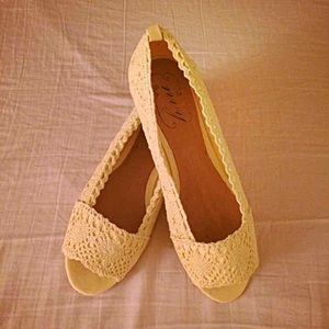Envy's Box Office Yellow Lace Open-Toe Flats, 8