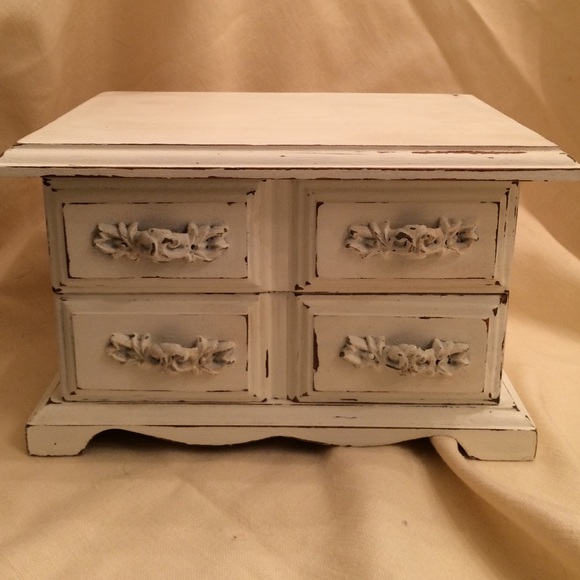 Antiqued jewelry box in Old White upcycled Vintage