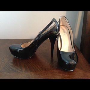 Sexy black patent leather Guess pumps
