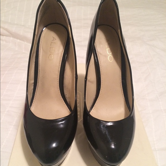Perfect condition Aldo platform heel.